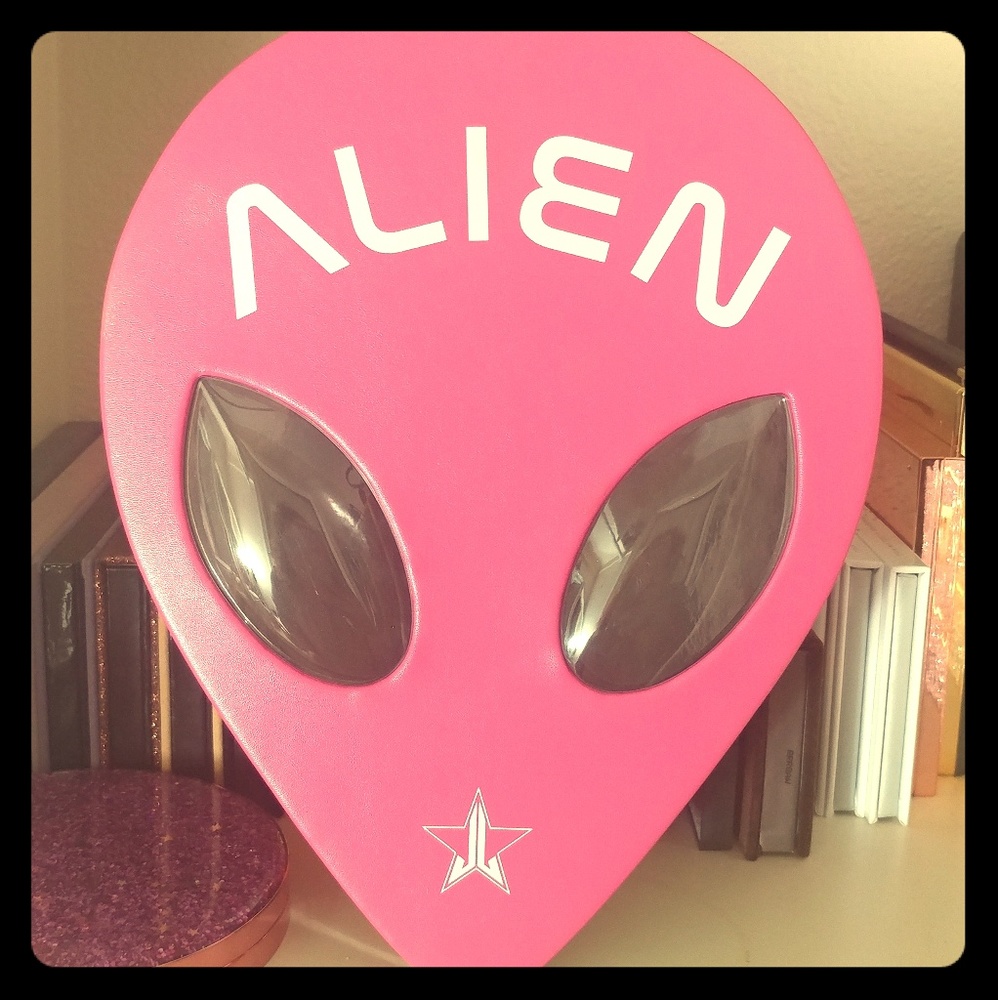 JSC 2018 Holiday Alien pallet